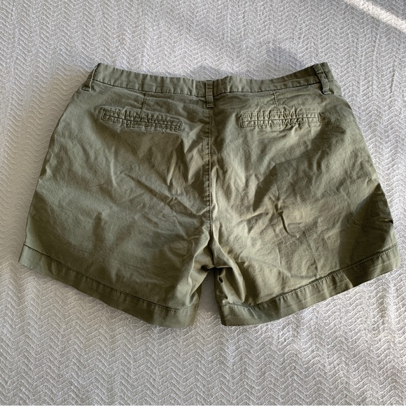 Women’s Old Navy Army Green Twill Shorts 4” inseam Fits like an 8 - Picture 3 of 5